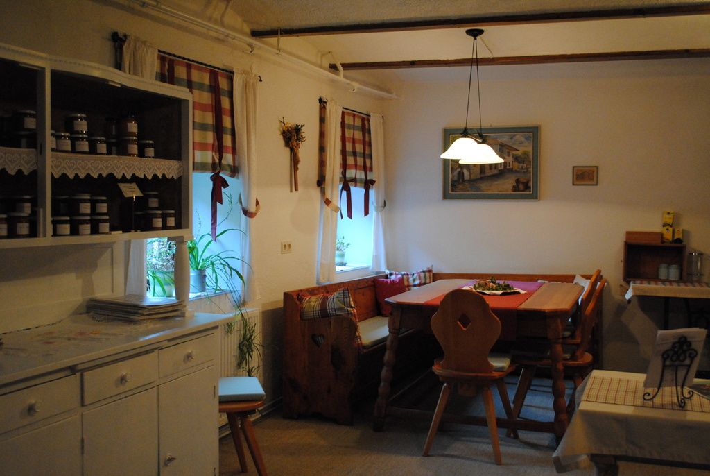 Hangulatos konyha fabútorokkal és kockás függönyökkel.