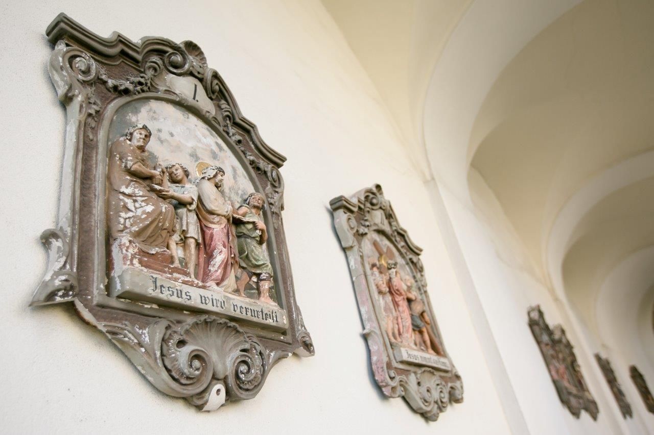 Reliefek egy templom falán vallási jelenetekkel.