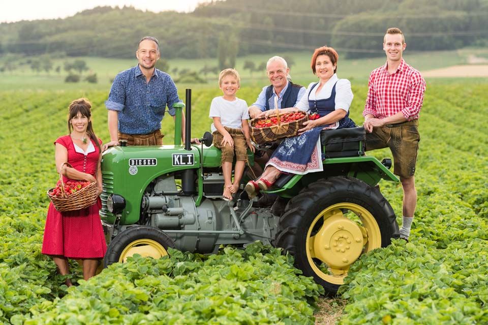 wurzers-erdbeeren-familienfoto-traktor-960