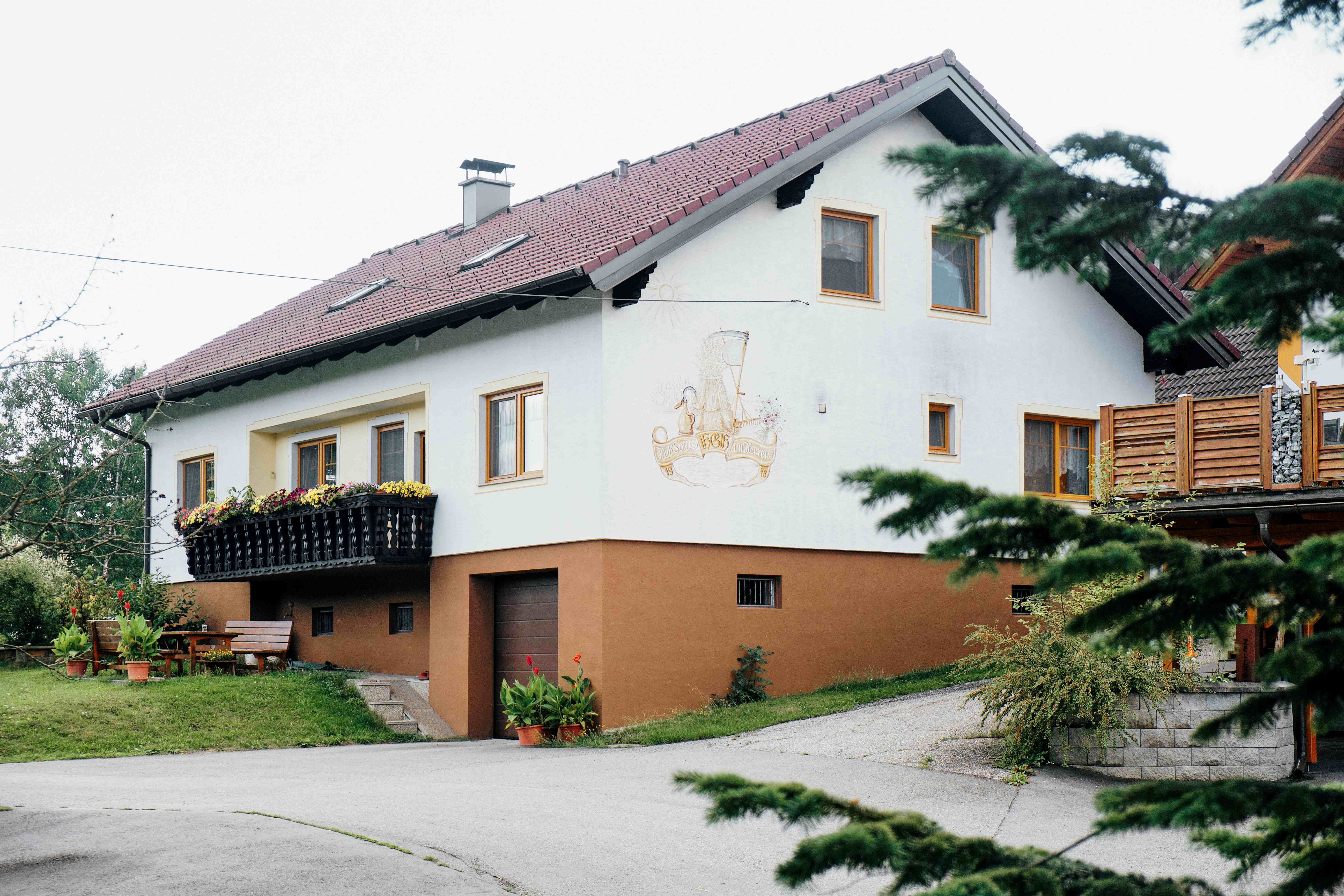 Kilátás a házunkra az 1. emeleten lévő lakásokkal