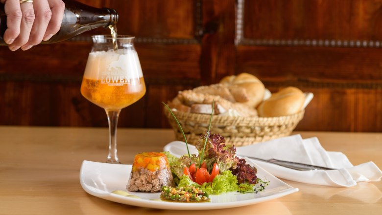 zum-golden-loewen-gericht with beer, © NÖW, Rita Newman