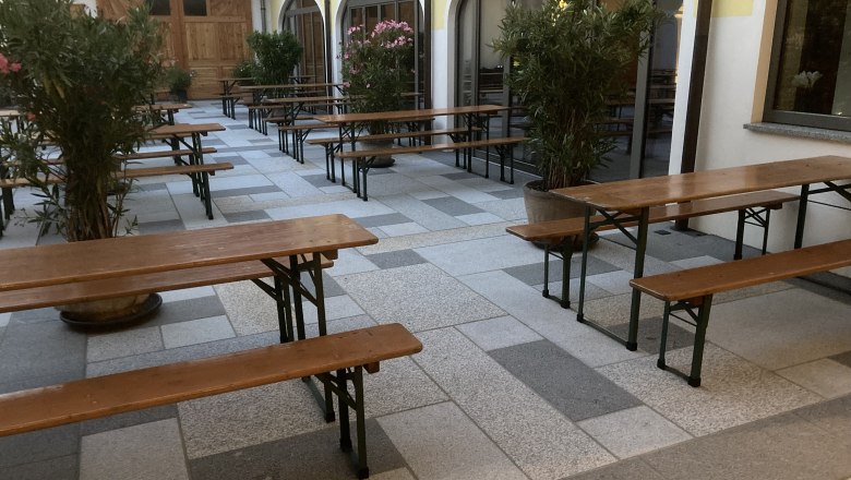 Wine tavern Eckl arched window, &copy; Heurigen Eckl