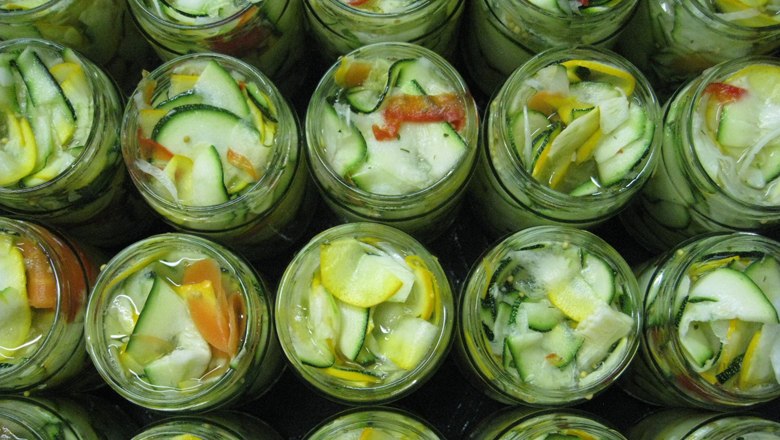 Zucchinis in a jar, © Neubauer