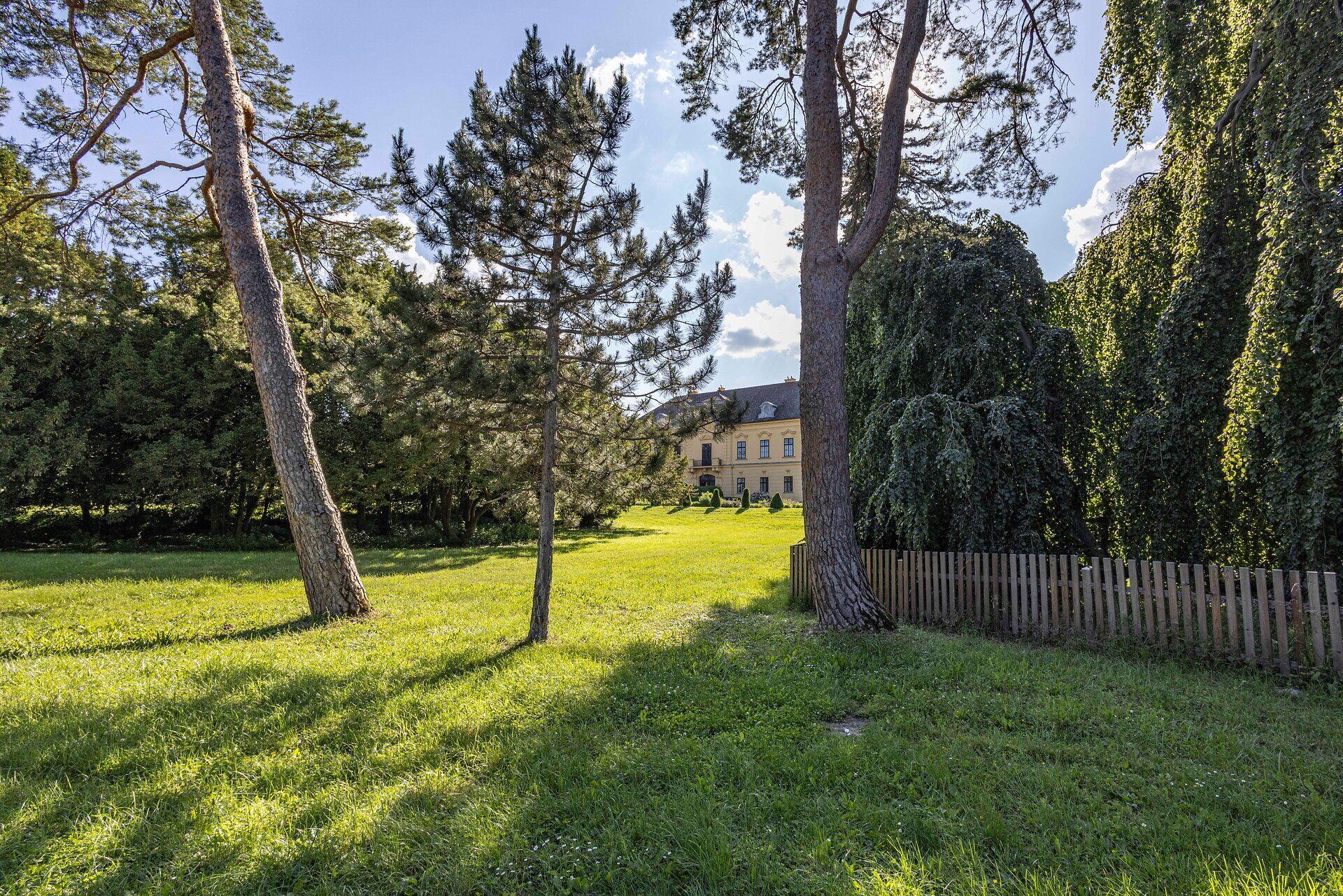 Az eckartsaui kastély látképe a kastélyparkból. 