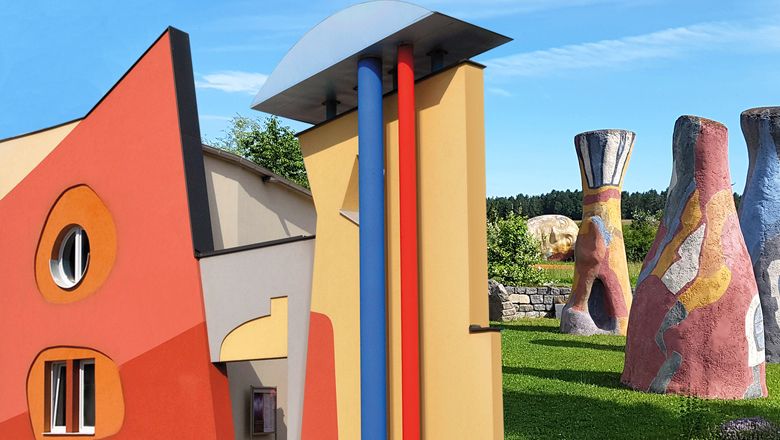 Színes épület szobrászati elemekkel a Waldviertel Művészeti Múzeumban.