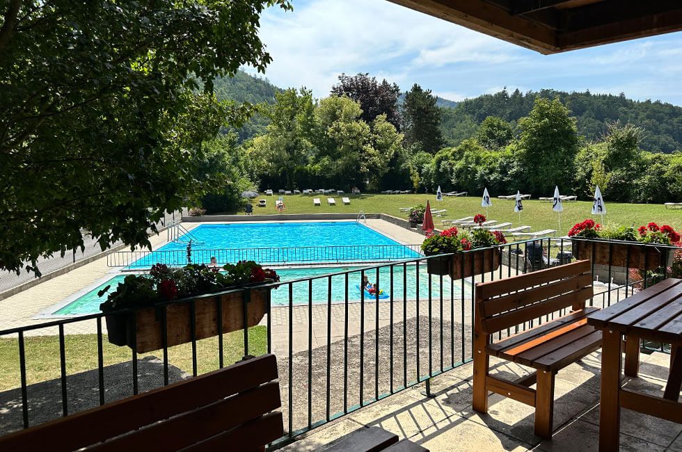 Úszómedence vízzel és rét körülötte