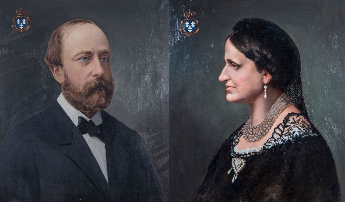 Chambord gróf és grófnő portréja hivatalos, sötét ruhában, balra és jobbra fent címerrel.