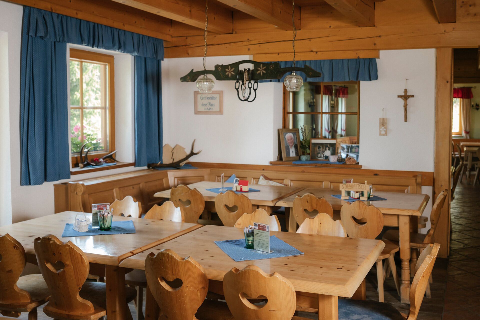 A Hengsthütte vendégterme a Schneeberg-hegyen, szív alakú székekkel és kék függönyökkel
