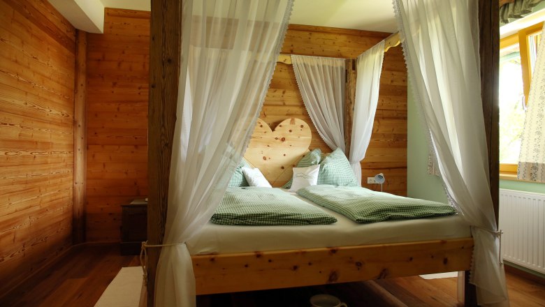 Ötscher Romantic Room at the Höchbauernhof, © weinfranz.at