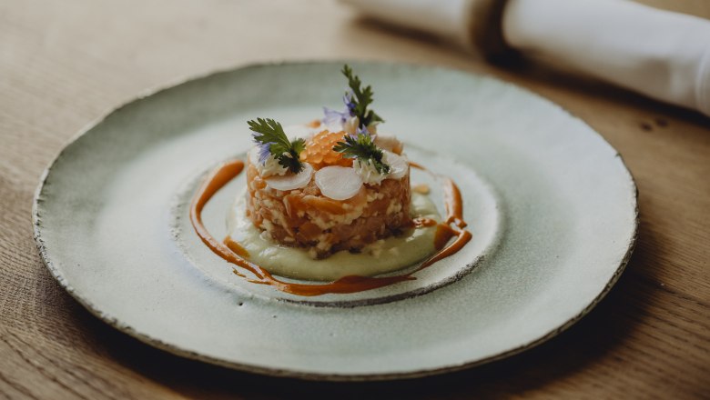 Alpensaibling-Tatar, Sauerampfer-Kerbelsud, &copy; Nieder&ouml;sterreich Werbung/Sophie Menegaldo